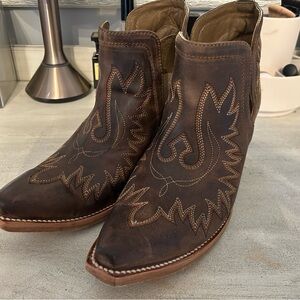Ariat Dixon 10 wide